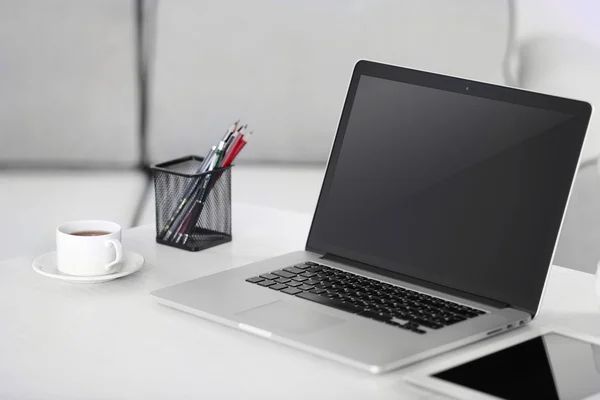 Local de trabalho moderno com laptop — Fotografia de Stock