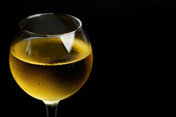 Glas Wein auf dunklem Hintergrund — Stockfoto