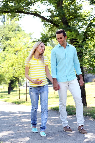 Jonge zwangere vrouw met echtgenoot — Stockfoto