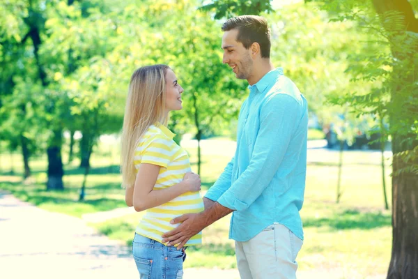 Junge schwangere Frau mit Ehemann — Stockfoto