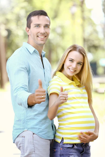 Ung gravid kvinna med make — Stockfoto