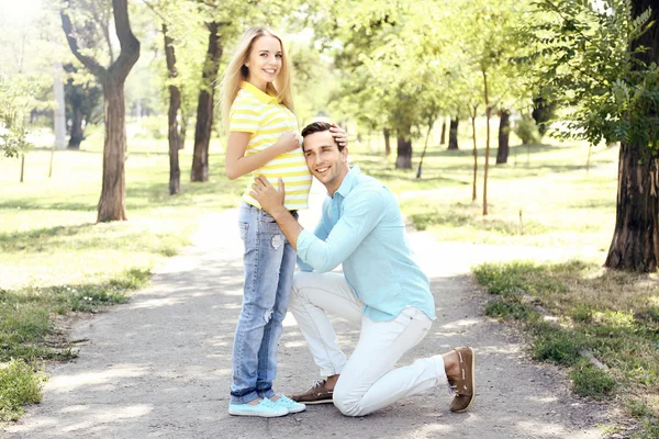 Jeune femme enceinte avec mari — Photo