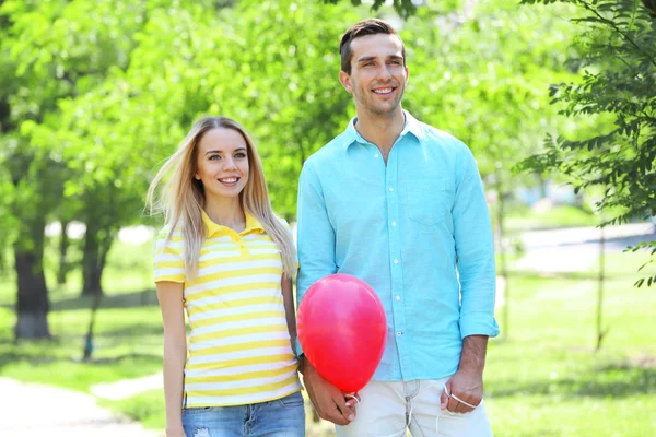 Junge schwangere Frau mit Ehemann — Stockfoto