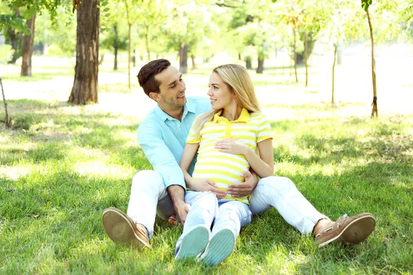 Young pregnant woman with husband — Stock Photo, Image