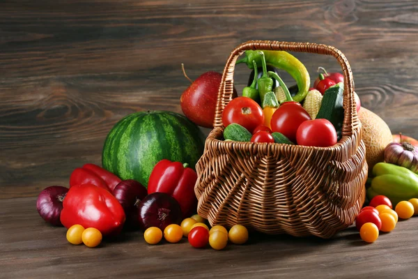 Heap av färska frukter och grönsaker på trä bakgrund — Stockfoto