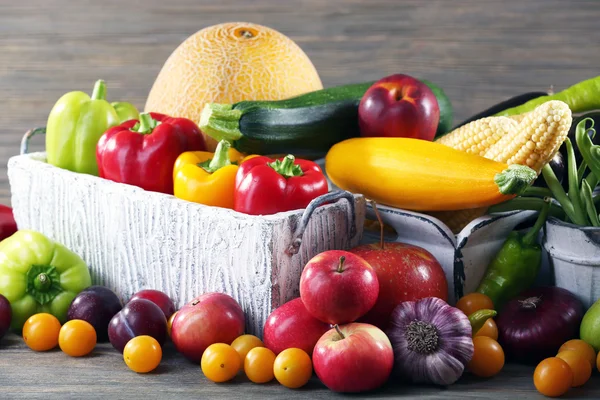 Montón de frutas y verduras frescas sobre fondo de madera — Foto de Stock