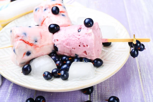 Sweet ice cream with black currants in white plate, closeup — Stock Photo, Image