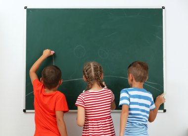 Blackboard okulda çizim çocuklar