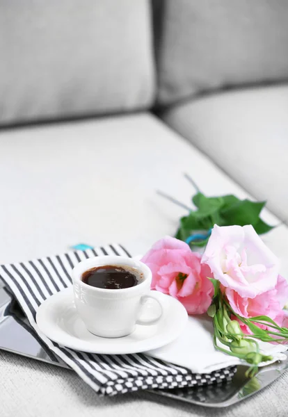 Tasse Kaffee mit Blumen — Stockfoto