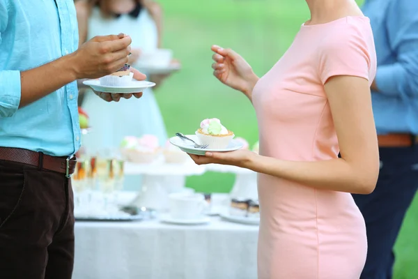 Coffee and lunch break in office garden — Stock Photo, Image