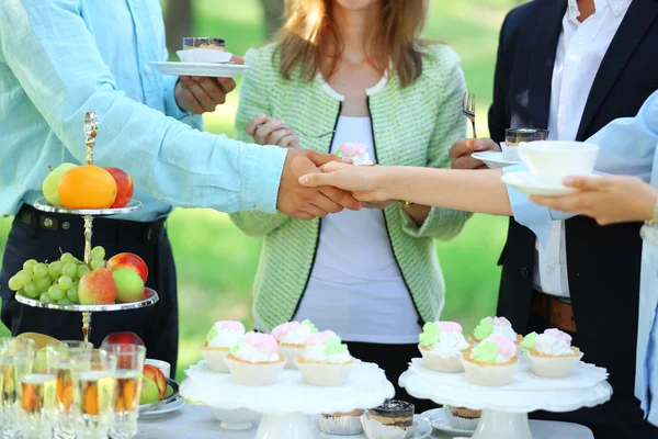 Coffee and lunch break in office garden — Stock Photo, Image