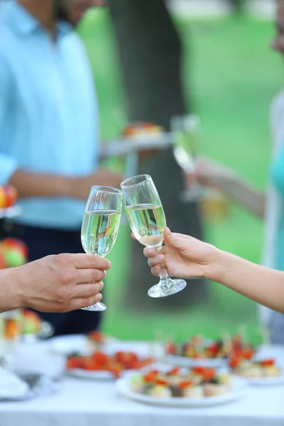 Guests drink champagne on wedding ceremony — Stock Photo, Image