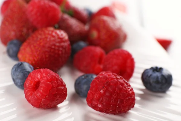 Tasty ripe berries on plate close up — Stock Photo, Image