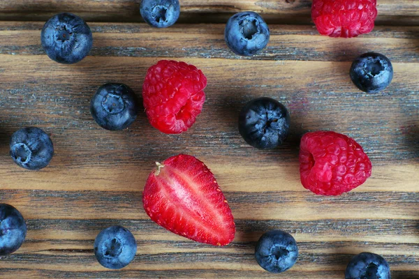 Leckere reife Beeren auf Holztisch aus nächster Nähe — Stockfoto