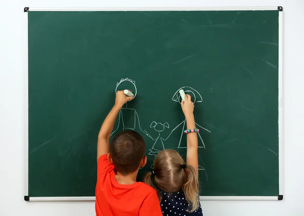 Blackboard Okulda Çizim Çocuklar — Stok fotoğraf