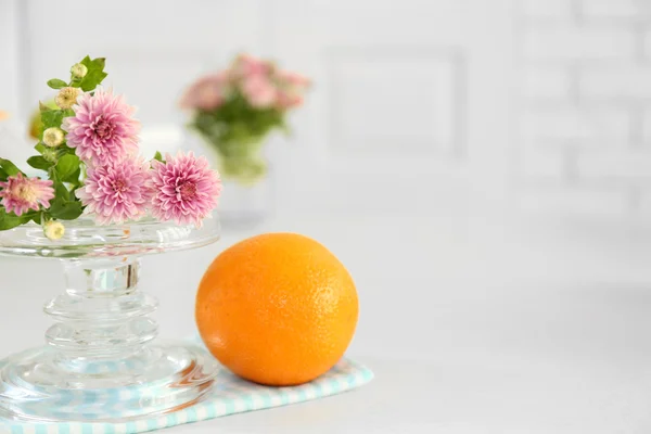 Kaunis kukkia maljakko pöydällä — kuvapankkivalokuva