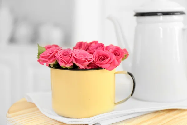 Красивые цветы в декоративной вазе — стоковое фото