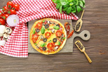 sebze ve fesleğen masada lezzetli pizza yakın çekim