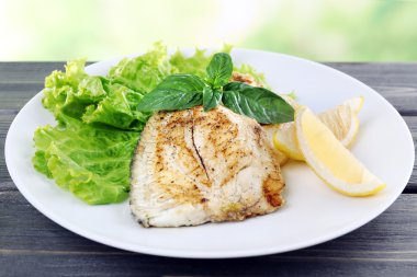Balık fileto Yeşiller ve limon tablo ile tabak kapat