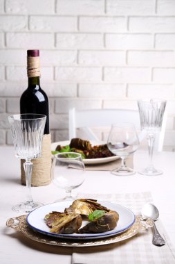 Plaka üzerinde kavrulmuş enginar