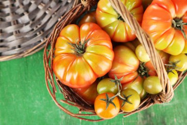 Yeşil domates sepeti masaya yakın çekim