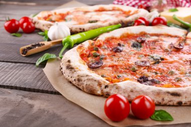 Ahşap masa, closeup üzerinde leziz pizzalar