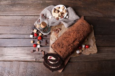 Masada krema ve çilek ile Çikolatalı rulo yakın çekim