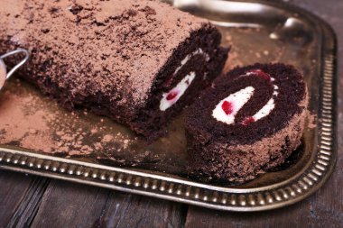 Masada krema ve çilek ile Çikolatalı rulo yakın çekim