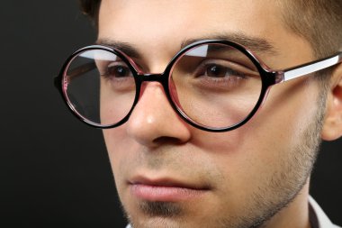 çekici bir genç adam gözlüklü 