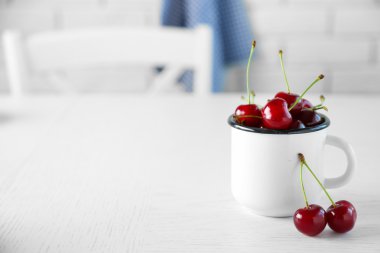 Kupa masada, açık renkli kiraz