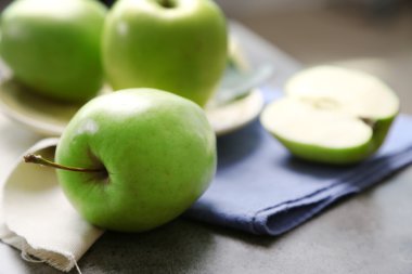 Peçeteler, closeup ile ahşap tabloda yeşil elma