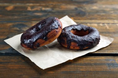 Tablo üzerine çikolata krema ile lezzetli çörekler yakın çekim