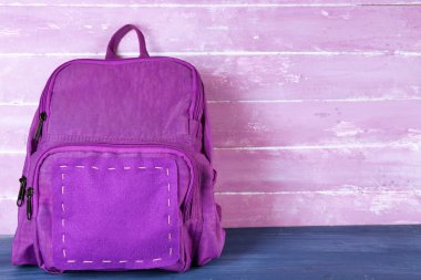 Arka plan üzerinde okul sırt çantası