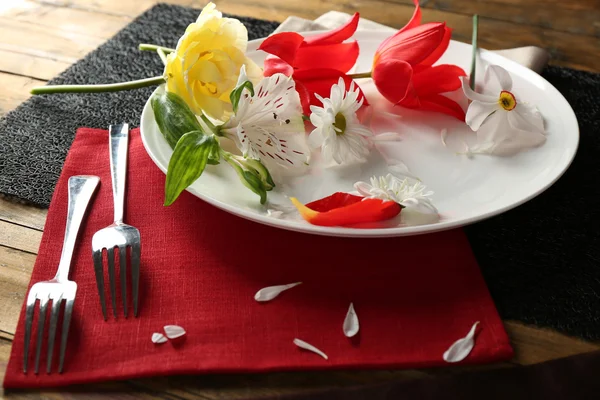 Επιτραπέζια σκεύη με λουλούδια στο τραπέζι — Φωτογραφία Αρχείου