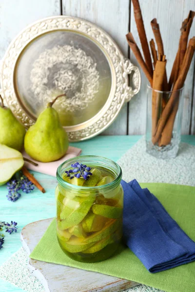 Päronsaft med färsk frukt på bordet på nära håll — Stockfoto