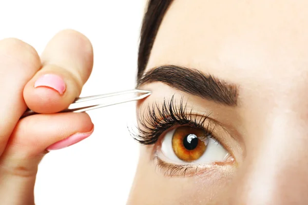 Mujer joven arrancando cejas —  Fotos de Stock