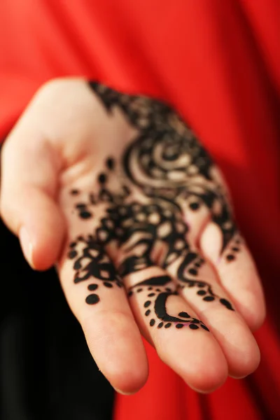 Imagem de henna na mão feminina — Fotografia de Stock
