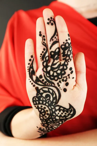 Bild von Henna auf weiblicher Hand — Stockfoto