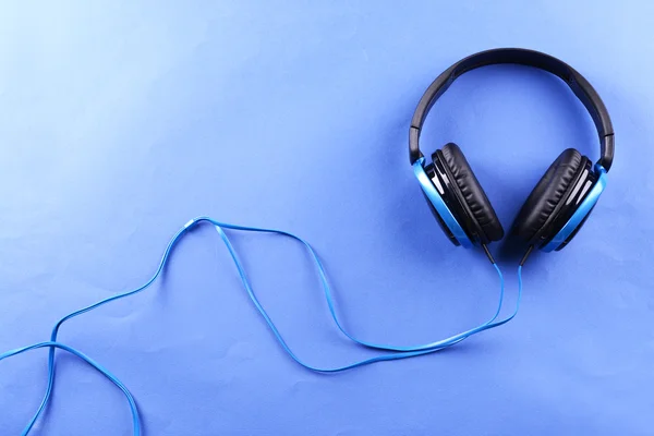 Moderne Kopfhörer auf blau — Stockfoto