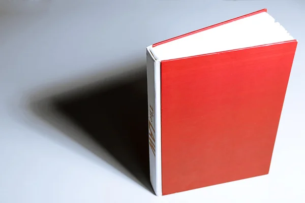 Gölge ile kırmızı ders kitabı — Stok fotoğraf