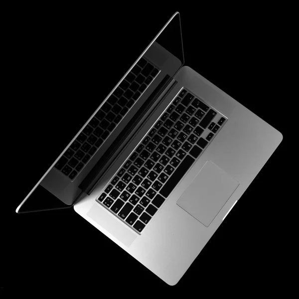 Bärbar dator på mörk bakgrund — Stockfoto
