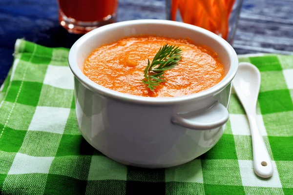 Crème de carotte-soupe sur la table close up — Photo