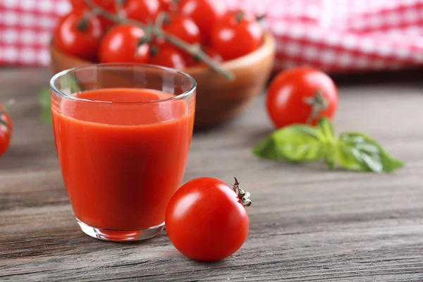 Verre de jus de tomate aux légumes sur table en bois close up — Photo