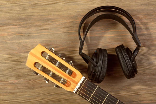 Klasická kytara a sluchátka — Stock fotografie