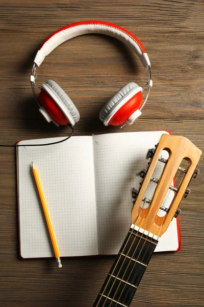 Guitarra clásica y auriculares — Foto de Stock