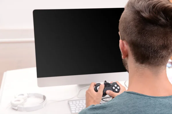 Mann spielt Computerspiele — Stockfoto