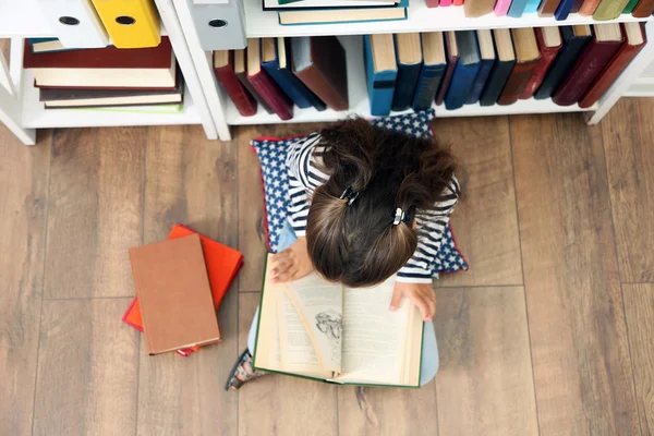 Bella bambina con libri — Foto Stock