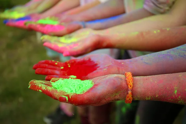 Mains de jeunes avec des colorants indiens — Photo