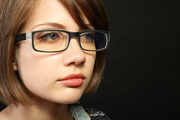 Jolie jeune femme avec des lunettes — Photo