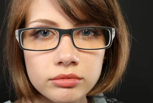 Jolie jeune femme avec des lunettes — Photo